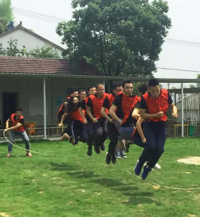 “向梦想出发” 金沙js9线路中心销售团建活动完善绽放