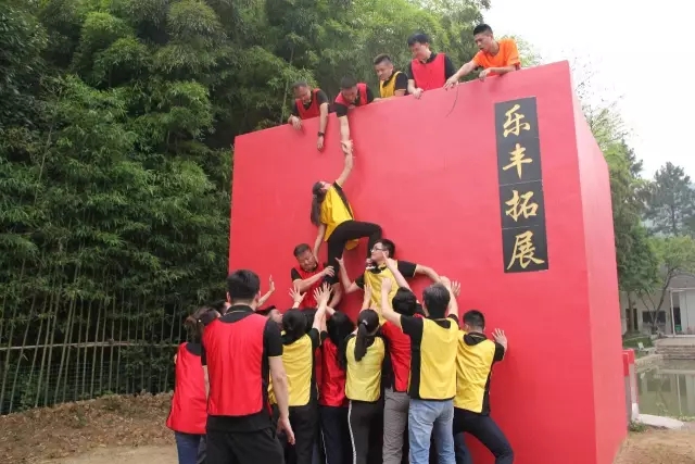 “向梦想出发” 金沙js9线路中心销售团建活动完善绽放